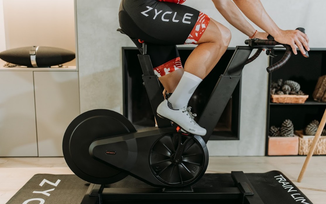 Cardio de bajo impacto en casa: razones para practicar ciclismo indoor